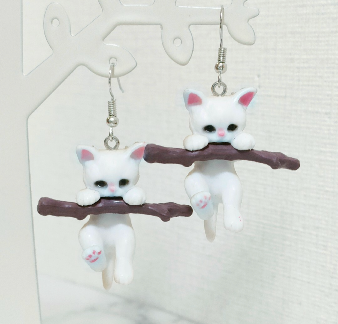 Cute Lightweight colourful Resin dangle earrings, Cat, Kitten, Feline (White)